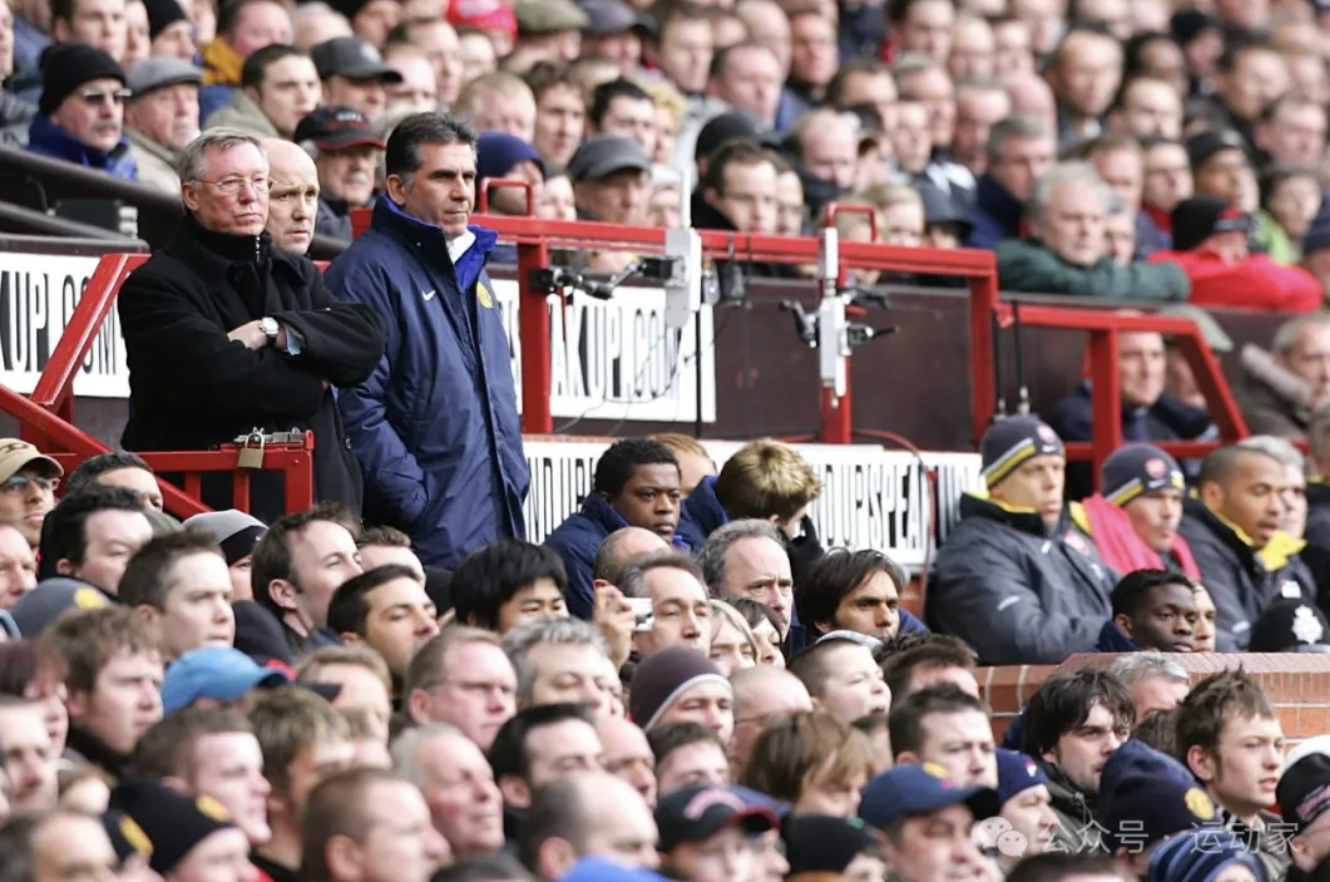 失去靠近教练席座位的曼联球迷们